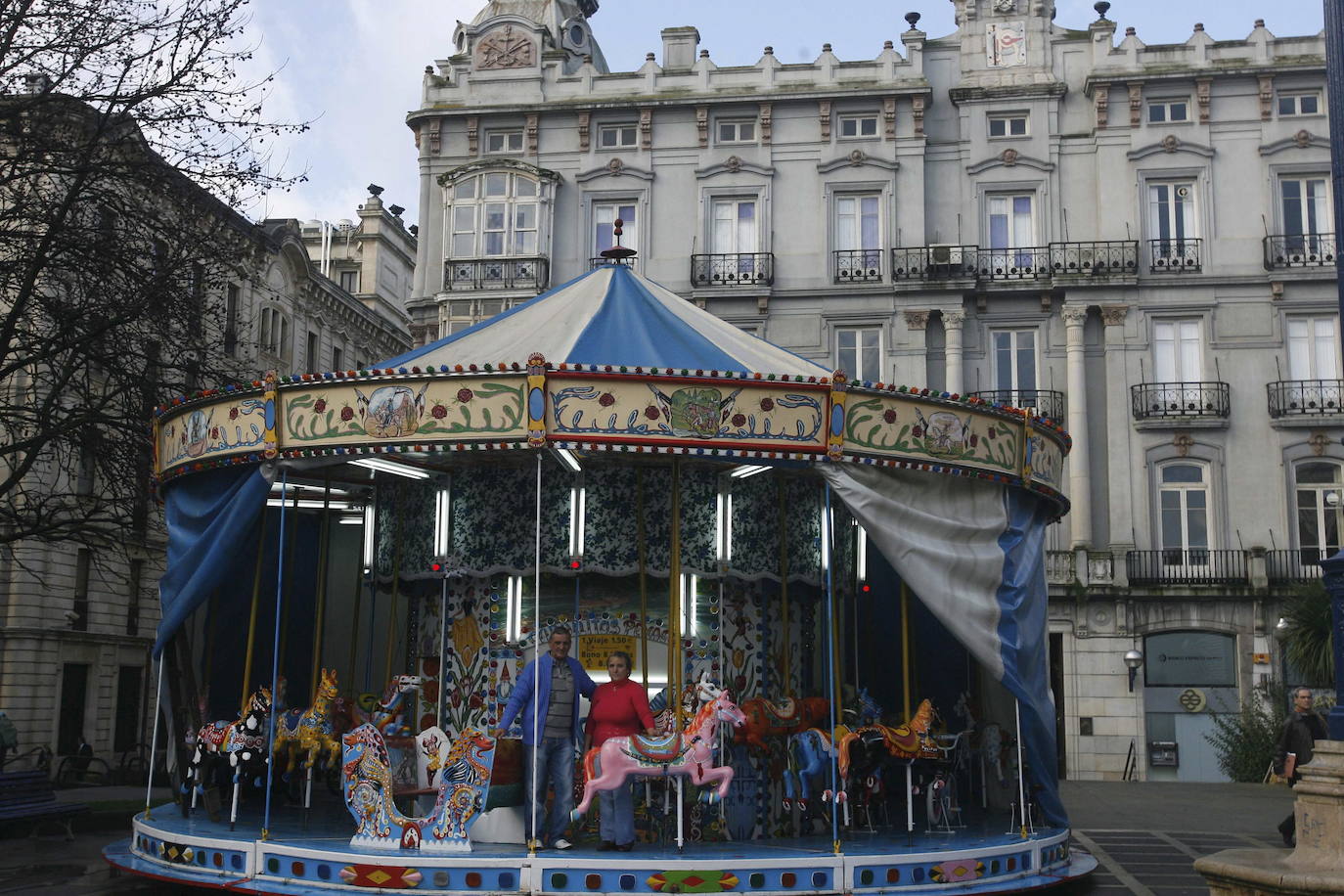 19/01/2009. Los dueños posan junto a los figuras de su tiovivo "Caballitos Penagos"