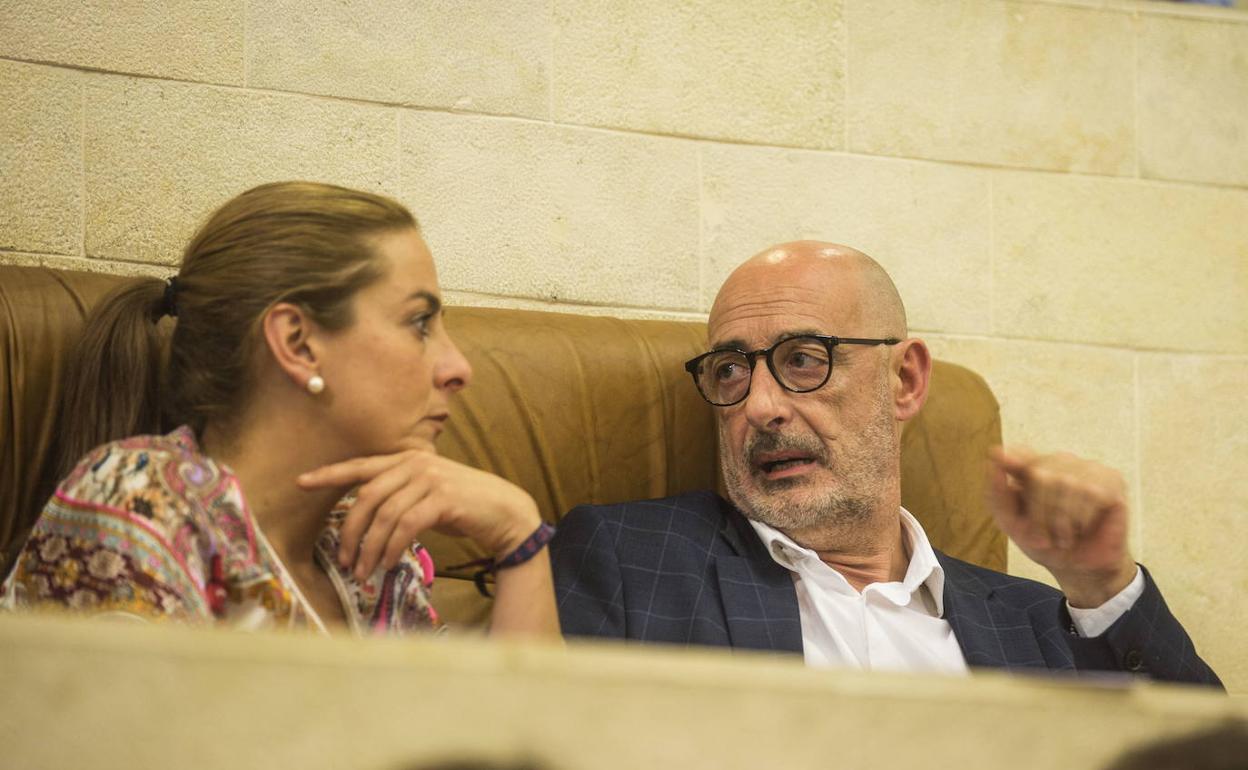 Marta García y Félix Álvarez en el Parlamento