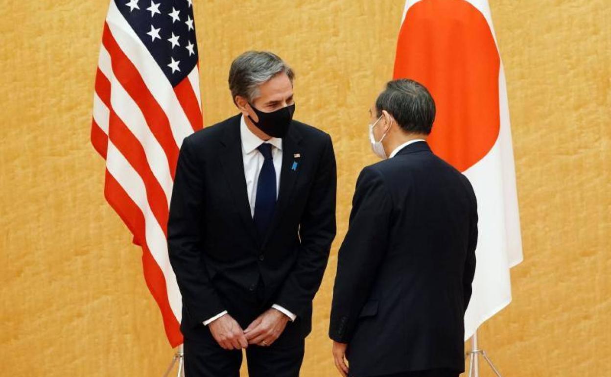 El titular de Exteriores de EE UU, Antony Blinken, este martes con el primer ministro japonés, Yoshihide Suga.