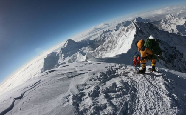 Los sherpas de Nepal preparan la llegada de los alpinistas extranjeros