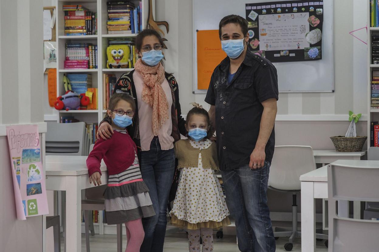 Nahia (izquierda) y Martina (derecha), con sus padres, Eneritz Aldama y José Ruiz, en el centro de día de Nuevo Futuro. 