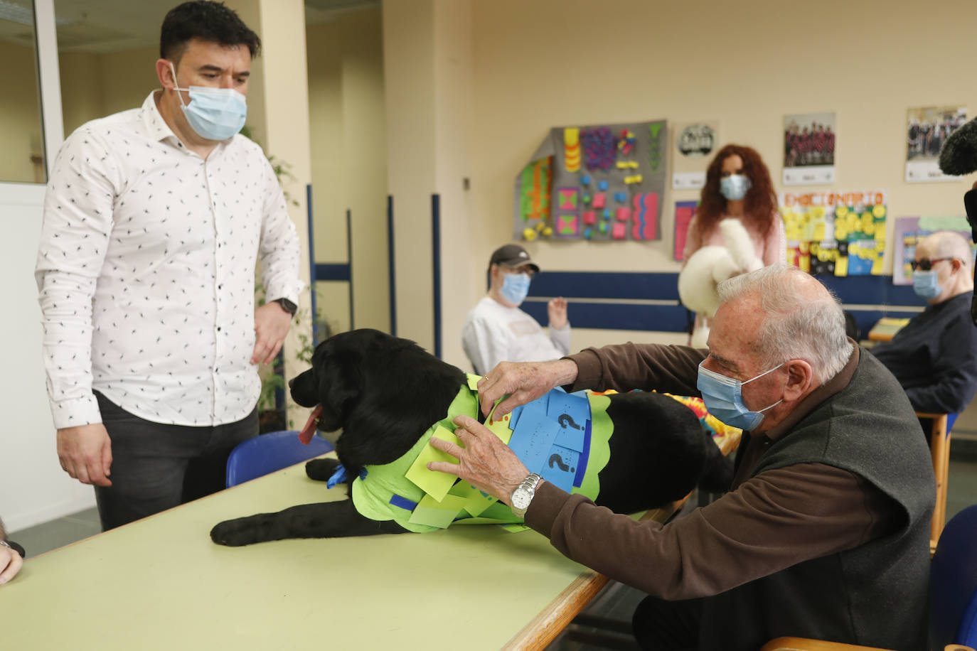 La residencia retoma la terapia con los animales del Centro Canino Besaya tras paralizar durante un año todas las actividades 