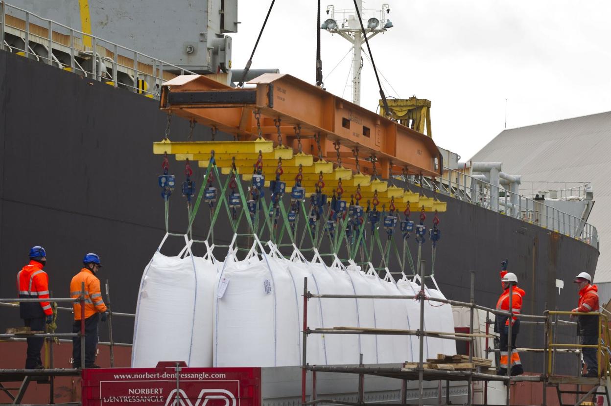 Estibadores realizan labores de carga en el Puerto de Santander. JAVIER COTERA