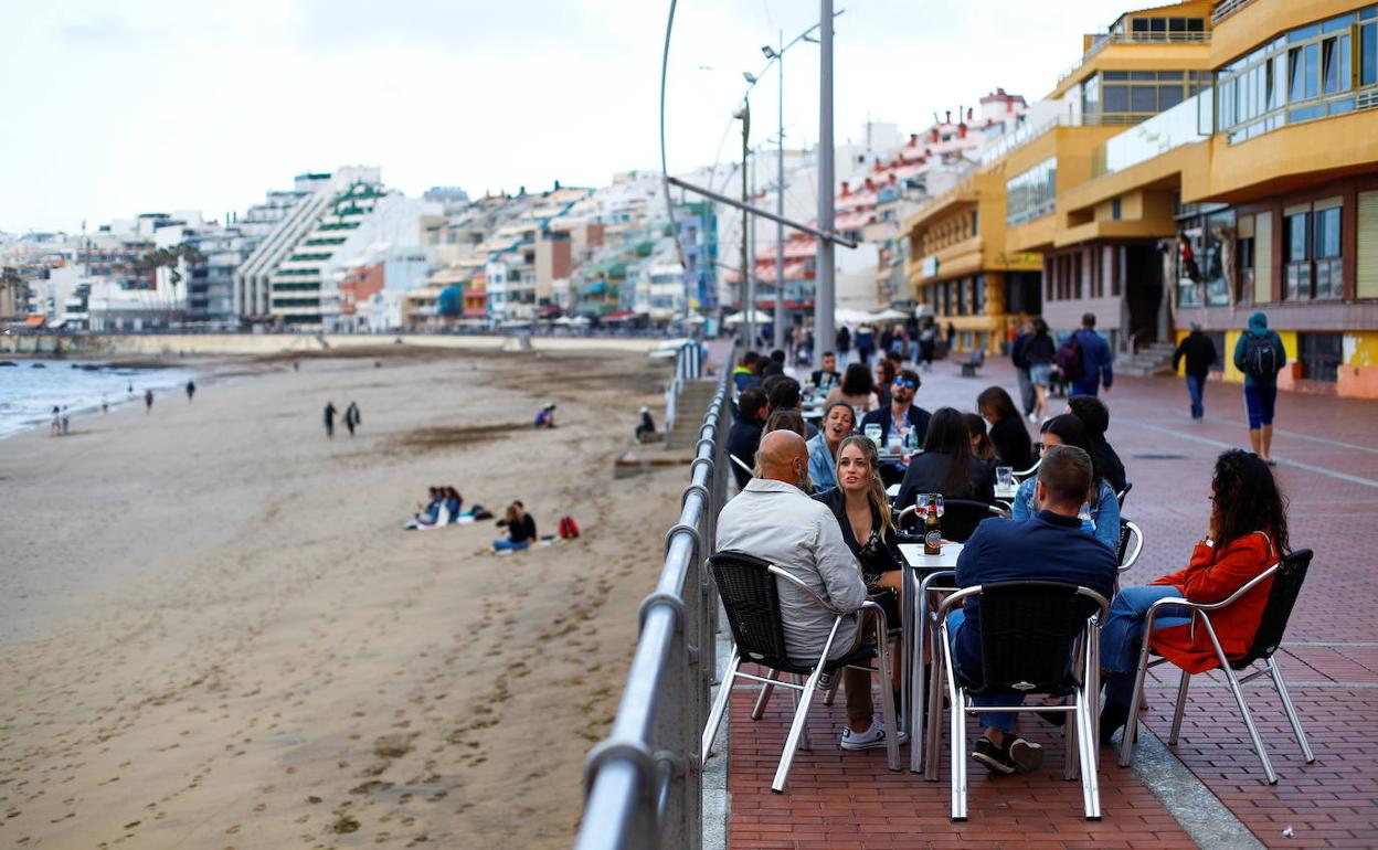 Un grupo de turistas en la playa de Las Canteras, en Las Palmas de Gran Canaria.