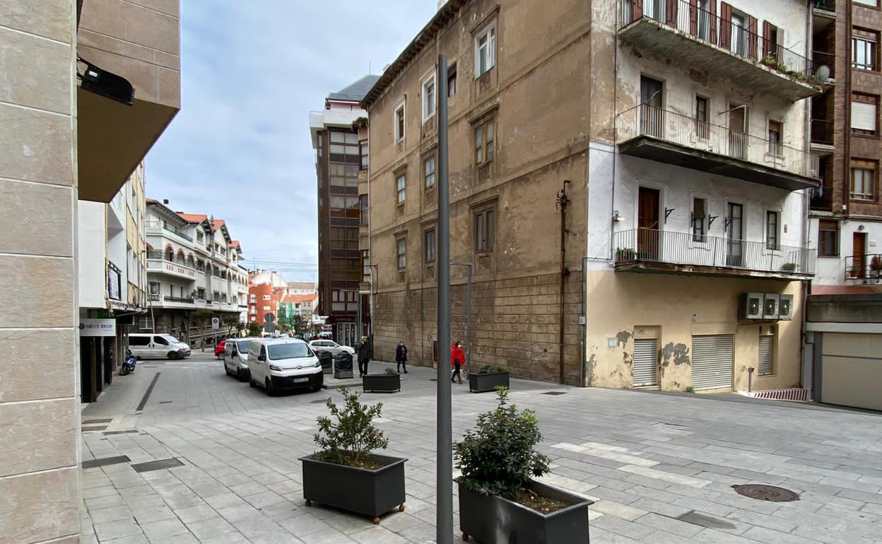 Instalación de las luminarias LED en la calle República Argentina.