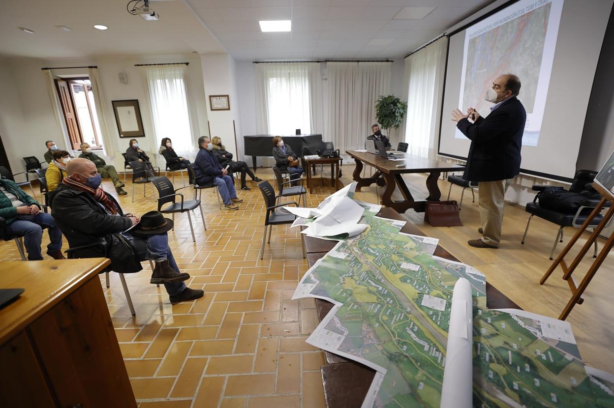 Los técnicos de la Confederación explican a los vecinos las bases del proyecto sobre el río Saja. JAVIER ROSENDO