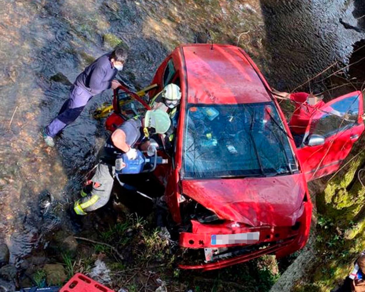 Momento en el que los bomberos intentan excarcelar a la mujer que viajaba en el asiento del copiloto.