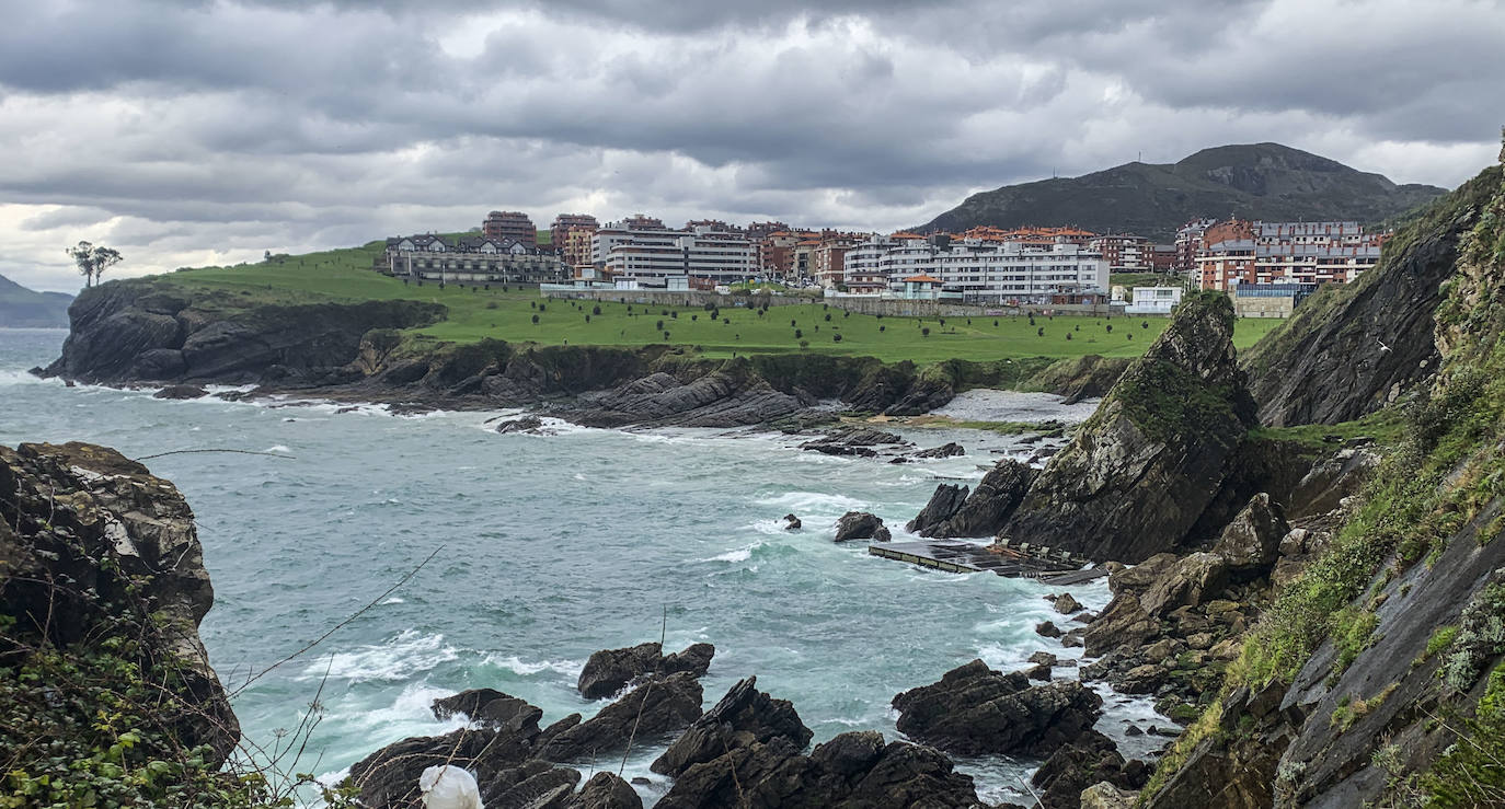 Daños en al menos tres embarcaciones y en la infraestructura que el Ejército construía durante sus maniobras en Castro Urdiales