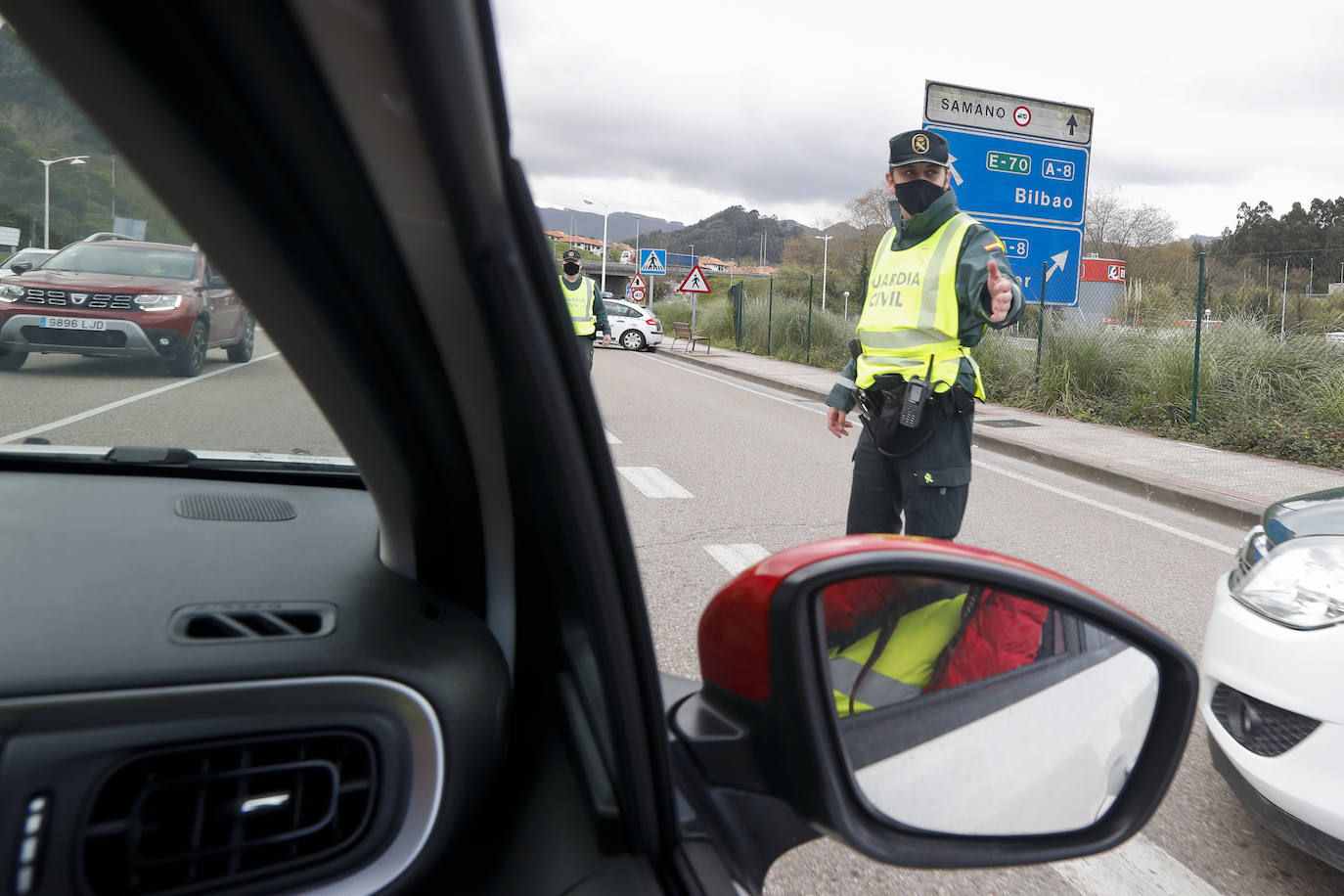 Controles de la Guardia Civil y la Policía Nacional para hacer cumplir el cierre perimetral de Cantabria.