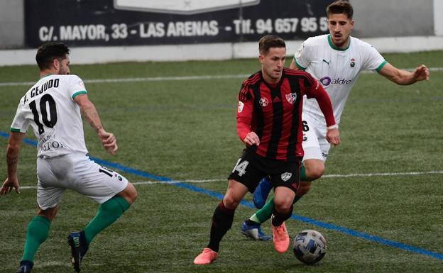 Leandro, entre Cejudo y Villapalos, en el partido de ida jugado en Getxo.