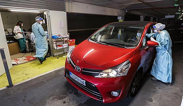 Los 'coroautos' repartirán kits de test de saliva tras la PCR para repetir la prueba antes del alta