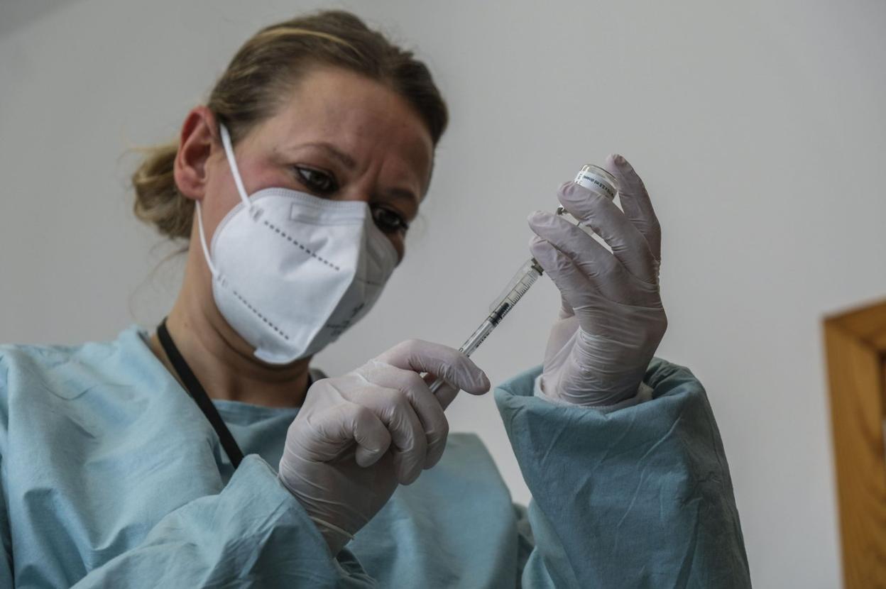 Una profesional sanitaria prepara una dosis de vacuna. 