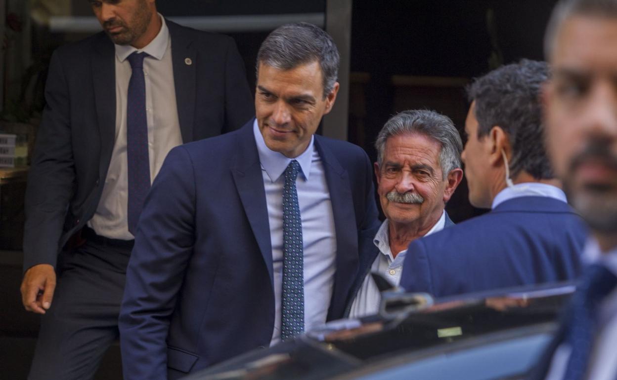 Sánchez y Revilla, durante una visita del primero a Santander en septiembre de 2019. 