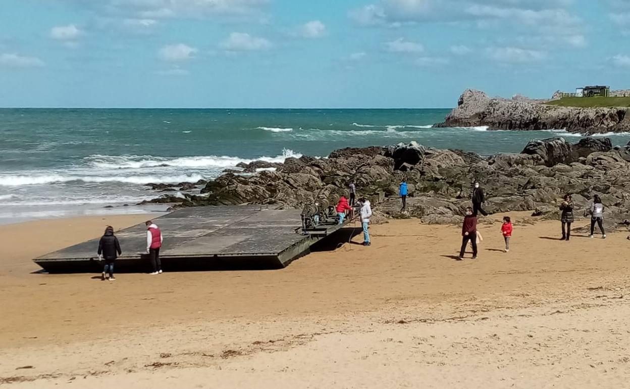 Trozos del puerto flotante instalado por el Ejército en Castro acaban encallados en la playa de Brazomar