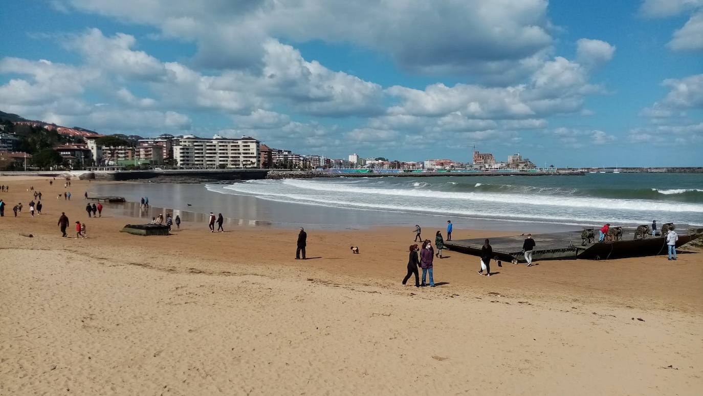 Los soldados retiran partes de los pontones encallados en la cala del Pocillo del Fraile para aligerar la maniobra de retirada de estas estructuras, desprendidas del puerto flotante instalado por el Ejército en unas maniobras desplegadas en Castro Urdiales. Otras piezas han acabado varadas en la playa de Brazomar, generando gran expectación.