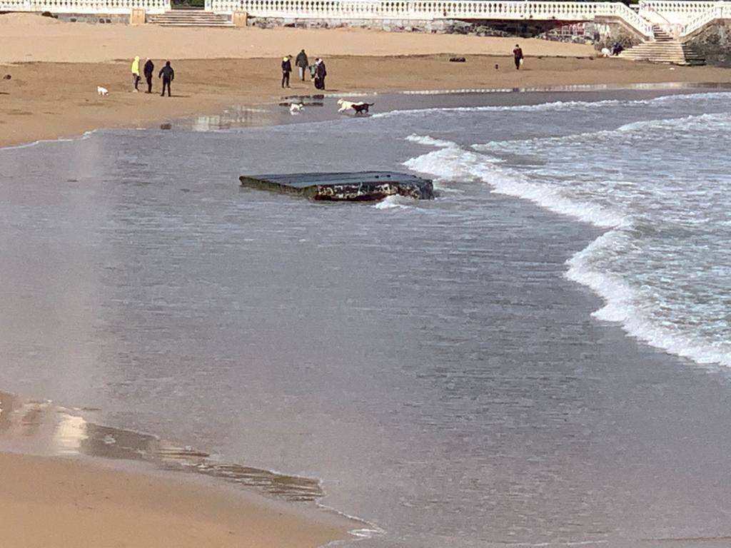 Los soldados retiran partes de los pontones encallados en la cala del Pocillo del Fraile para aligerar la maniobra de retirada de estas estructuras, desprendidas del puerto flotante instalado por el Ejército en unas maniobras desplegadas en Castro Urdiales. Otras piezas han acabado varadas en la playa de Brazomar, generando gran expectación.