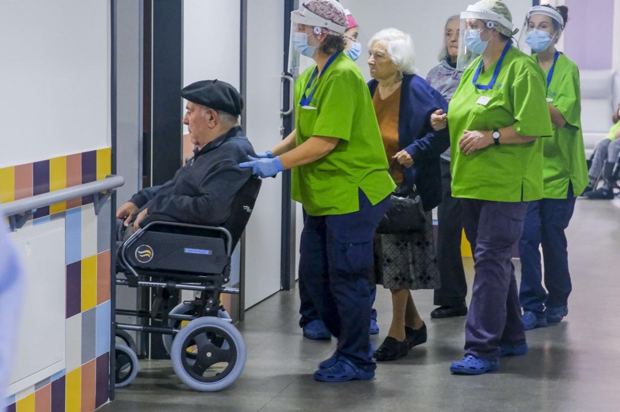 Mayores de la residencia San Miguel de Meruelo, durante la campaña de vacunación contra el covid. 