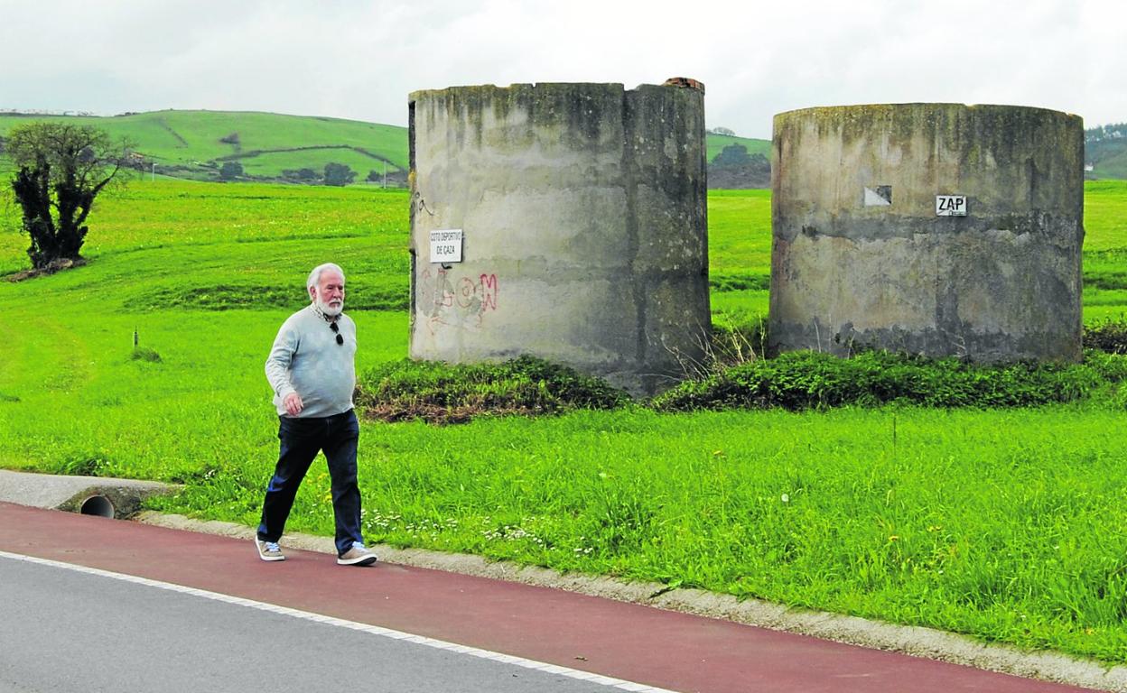 Dos de los silos ganaderos que se van a convertir en obras de arte el próximo verano. 