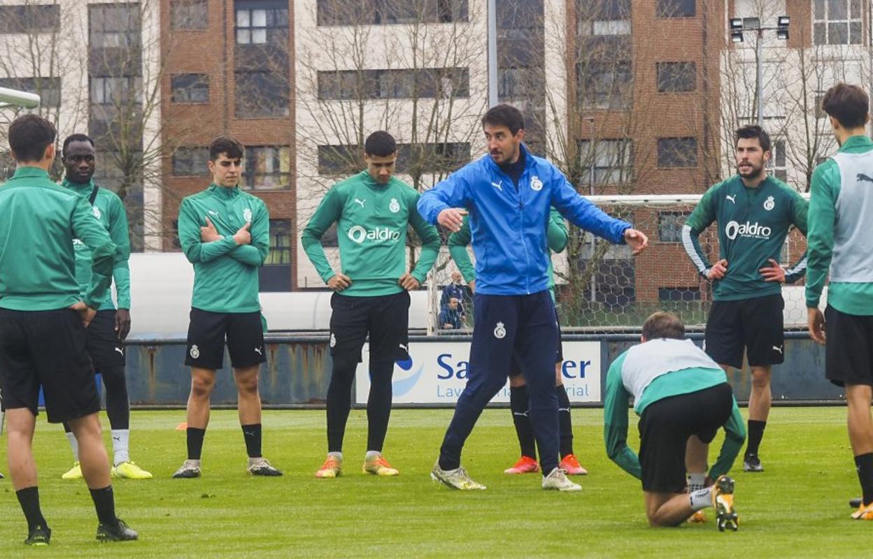 Aritz Solabarrieta da instrucciones a sus futbolistas durante una sesión de entrenamiento de esta semana en las Instalaciones Nando Yosu.