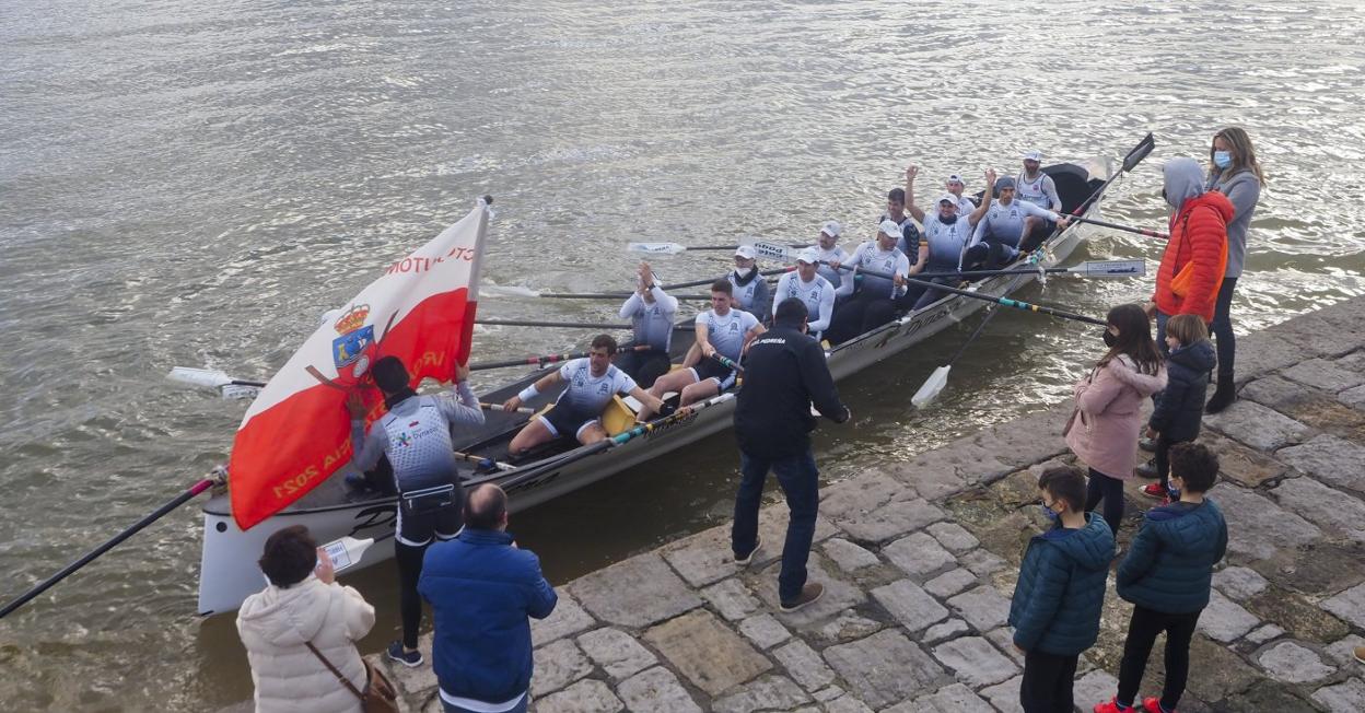 Los remeros de Pedreña celebran el triunfo en el Regional que se celebró en Santoña. 