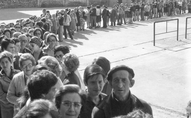 Primeras elecciones democráticas en Santander. La gente esperando en colas en la escuela de Numancia.