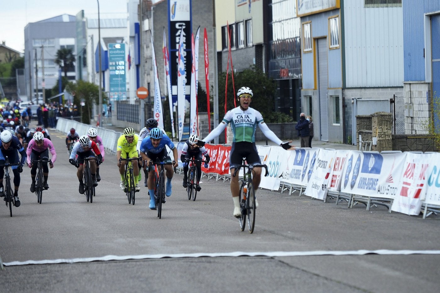 El sprinter alavés Andoni López de Abetxuko celebra su victoria en la meta del Gran Premio San José, que se dilucidó en una llegada masiva en el polígono de Guarnizo. 