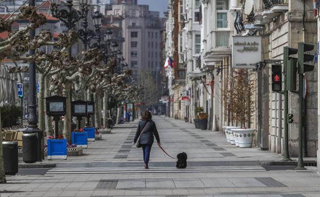 El Paseo de Pereda, con una sola persona en las aceras. 