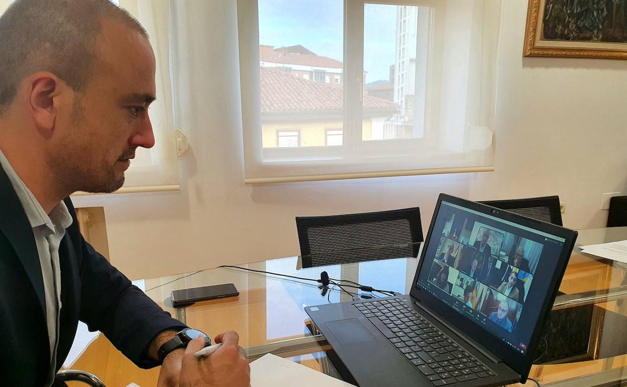 López Estrada durante la reunión mantenida esta mañana.