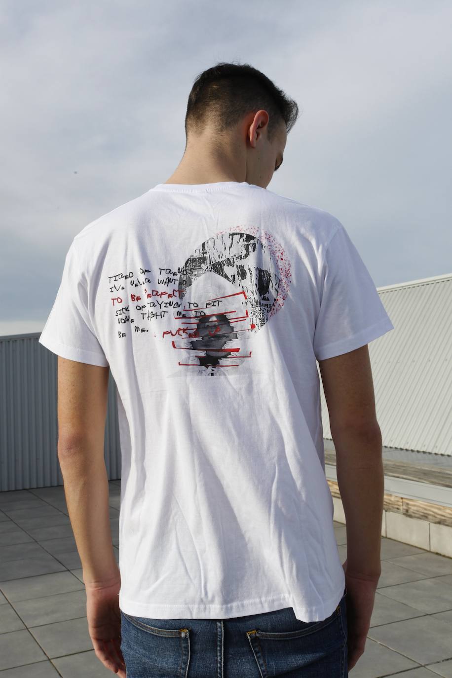 Espalda de la camiseta 'F**k trends'.