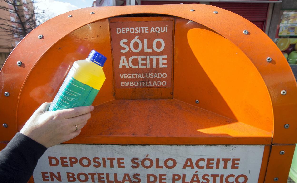 La recogida de aceites domésticos usados, en los contenedores naranjas