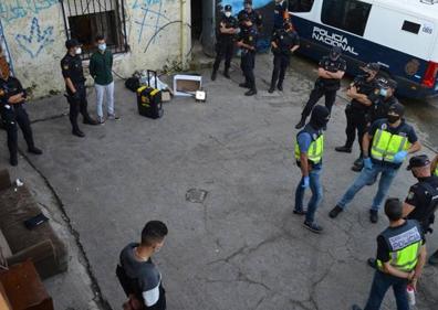 Imagen secundaria 1 - Imágenes de las plantaciones desmanteladas por la Guardia Civil en una casa en Ampuero, en otra en Guriezo y el dispositivo de la Policía Nacional en las casas de 'La Granja' en Adarzo.