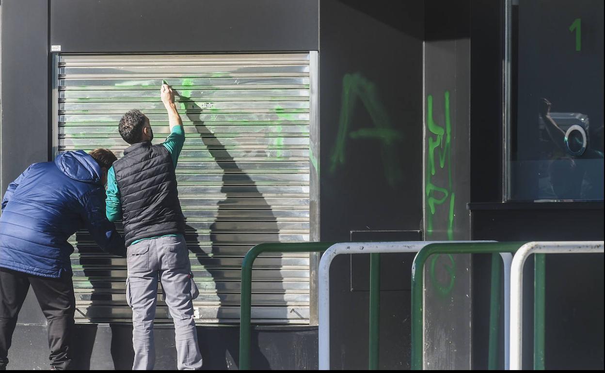 Pintadas contra la directiva del Racing en los Campos de Sport