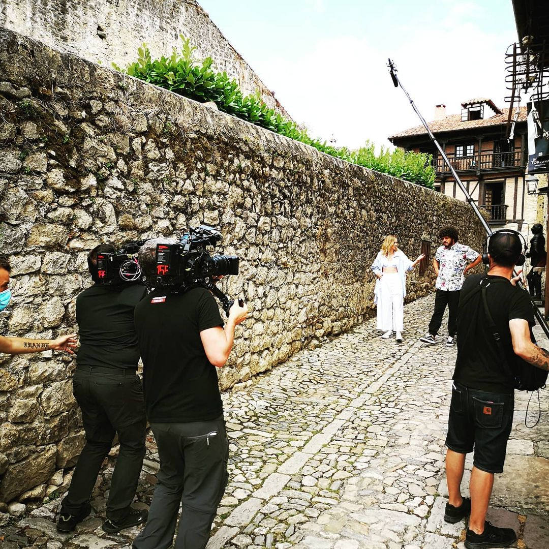 Marta Hazas y Xosé Touriñán «descubrirán los lugares más extraños, increíbles y sorprendentes de nuestra geografía». El equipo rodando en las calles empedradas de Santillana del Mar.