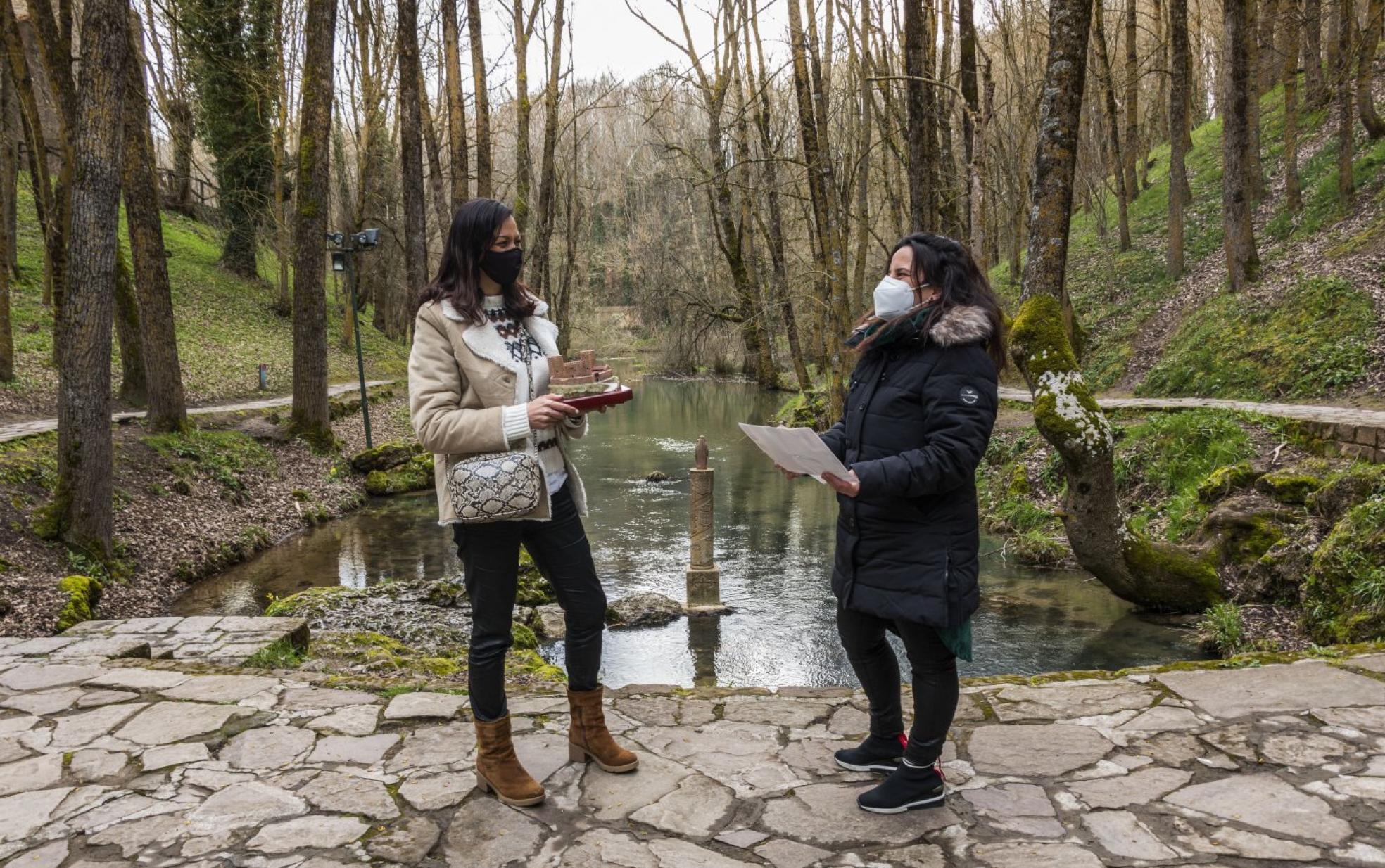 María José Jorrín y Sheila Lucio, junto al nacimiento del Ebro, en Fontibre. 