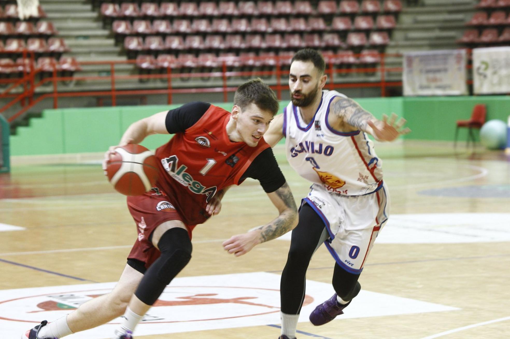 Leo Cizmic avanza con el balón en el partido frente al Clavijo. luis palomeque