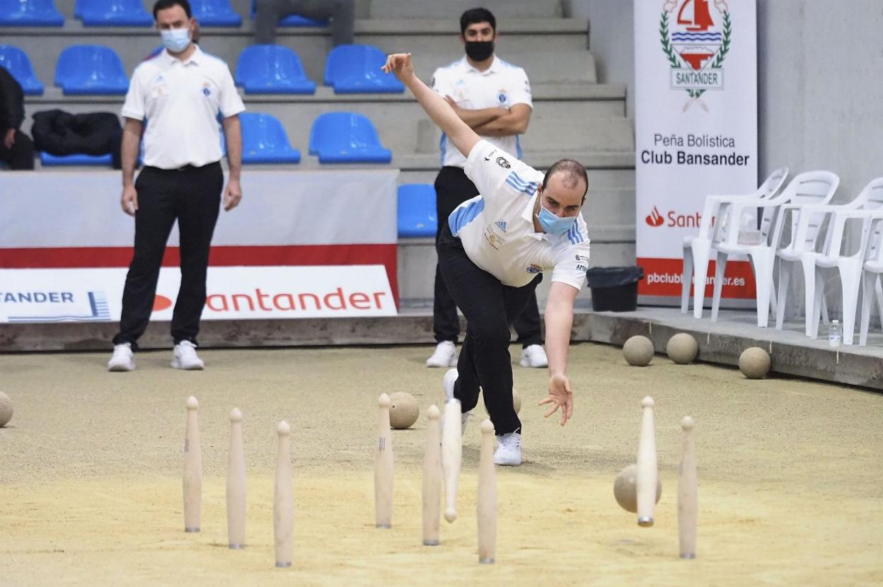 Antonio Sagredo al birle durante la Copa Apebol 2021, en la que J. Cuesta fue finalista. Al fondo, Gonzalo Egusquiza y Javi Puente. sane