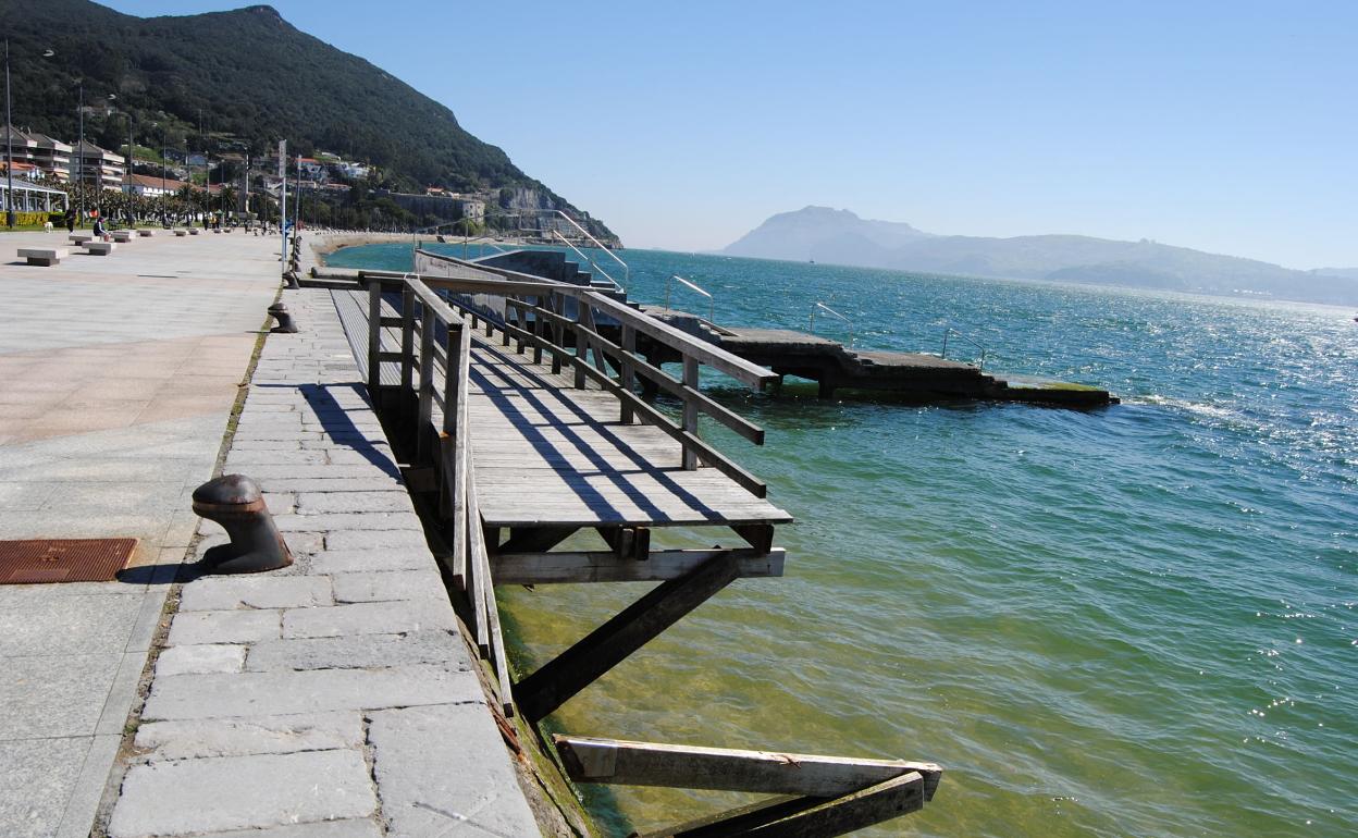 El proyecto contempla instalar una escalera plegable de metal galvanizad. 