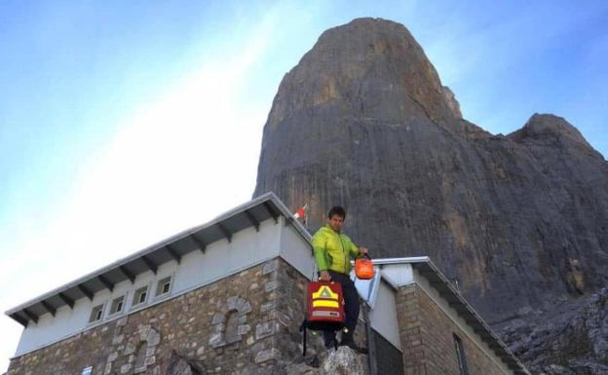 Sergio González Bada lleva material médico y sanitario al refugio de Urriellu la pasada temporada. 