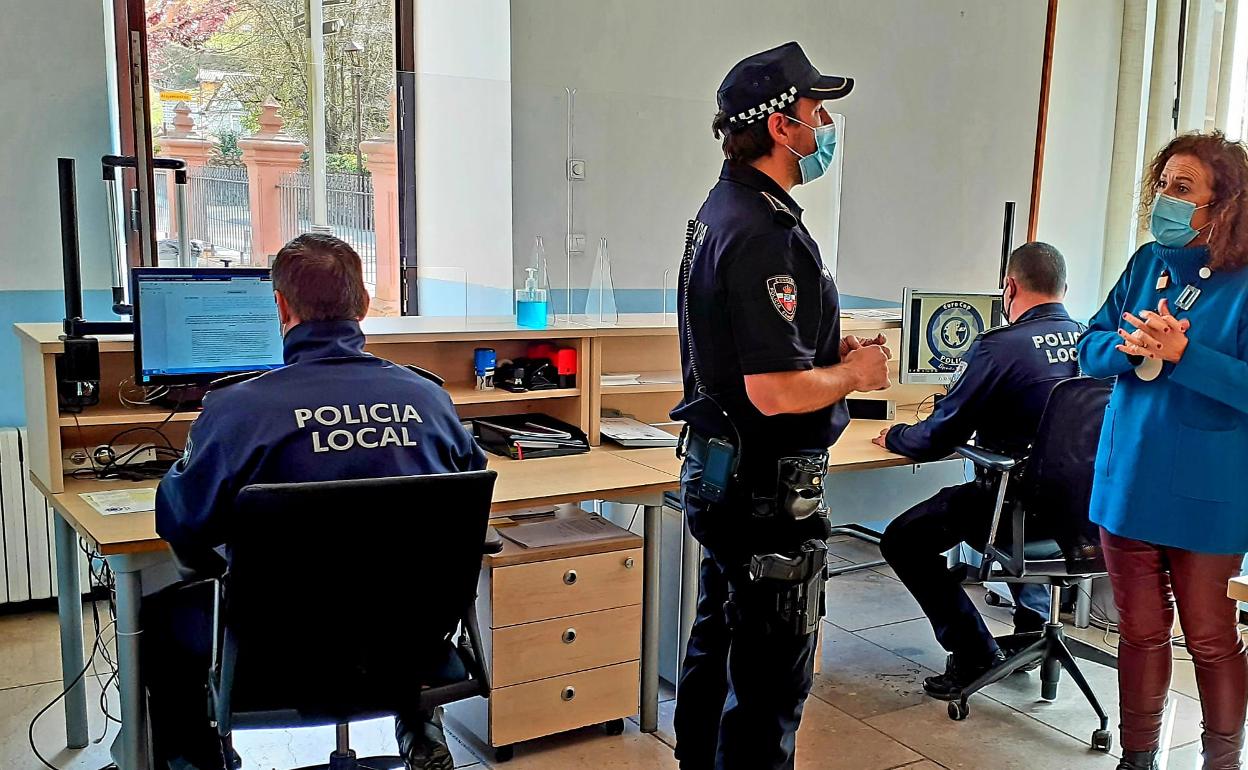 El jefe de la Policía Local de Comillas, Aitor Alcorta, con la alcaldesa de la localidad, Teresa Noceda. 