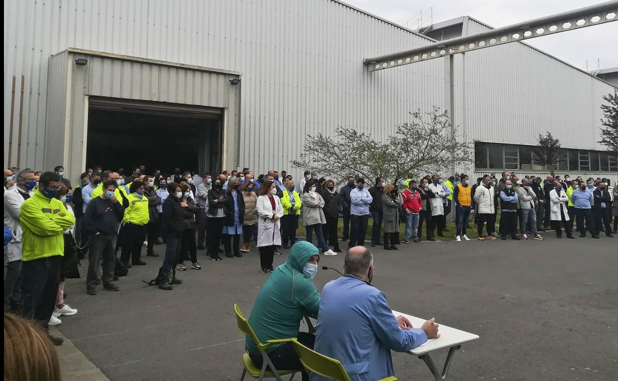 Asamblea de trabajadores de SEG Automotive, ayer en la fábrica de Treto, para informar del calendario de huelga. 