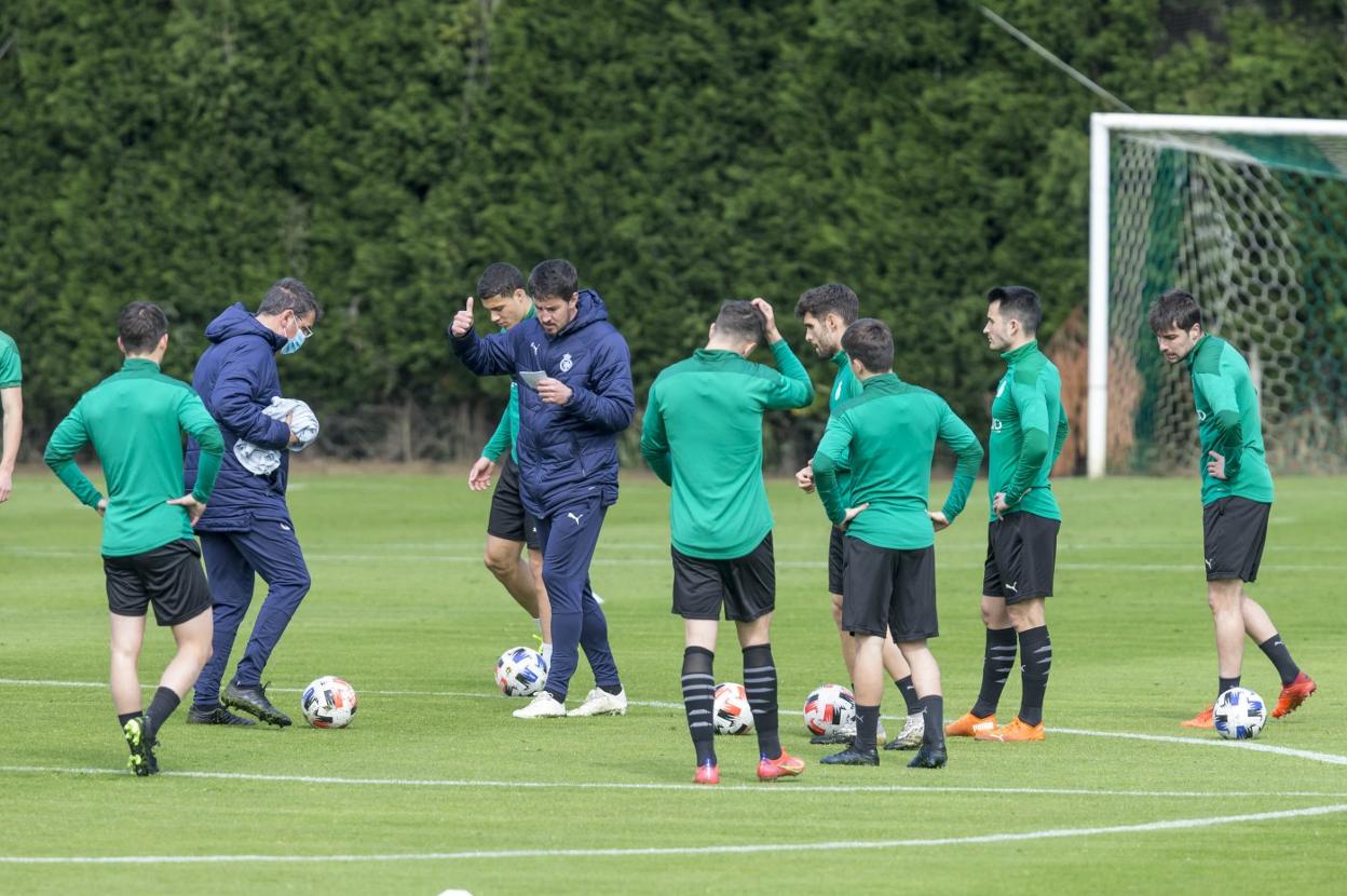 Aritz Solabarrieta distribuye a los jugadores del Racing en dos equipos para disputar un partidillo a campo reducido este miércoles en La Albericia. 