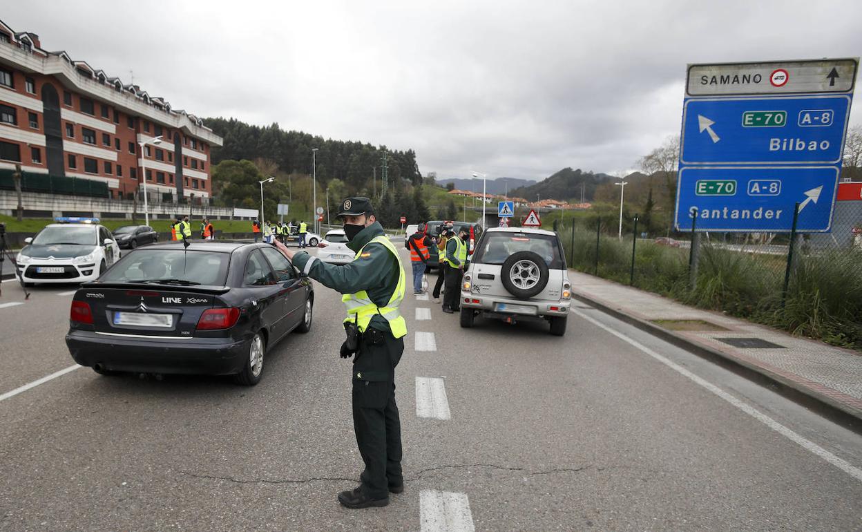 Control de tráfico de la Guardia Civil en Castro, para detectar los viajes no autorizados, en el pasado puente de San José