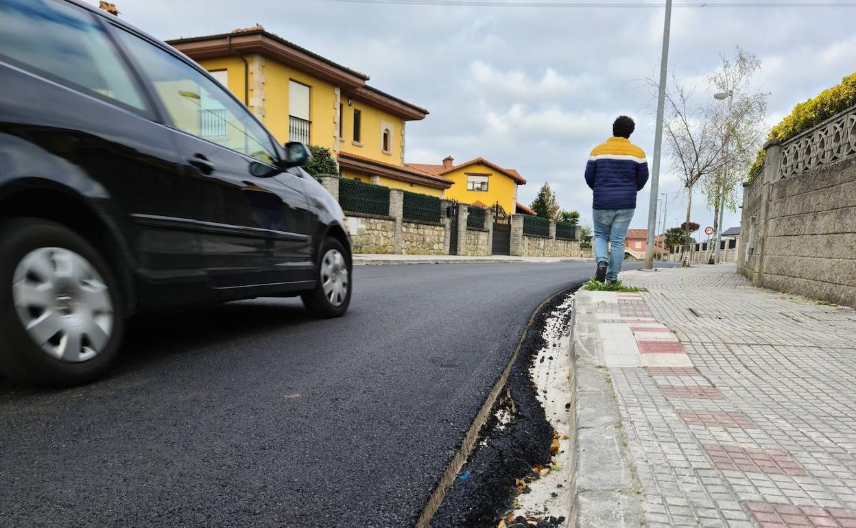 Un vecino camina por la calle Herminio Fernández Caballero, ayer, en Guarnizo.