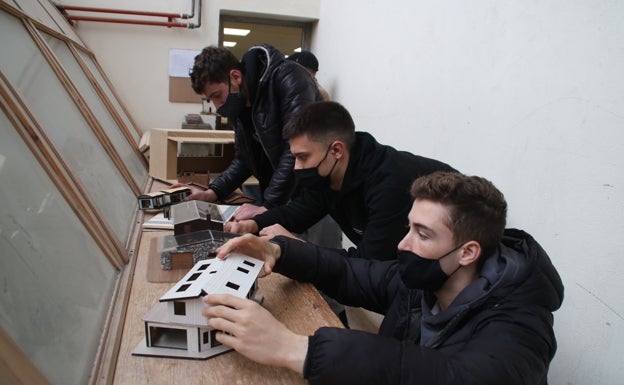 Alumnos con las maquetas de casetas diseñadas en madera 