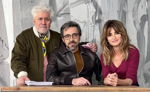 Pedro Almodóvar y dos de sus actores en 'Madres paralelas', Israel Elejalde y Penélope Cruz.