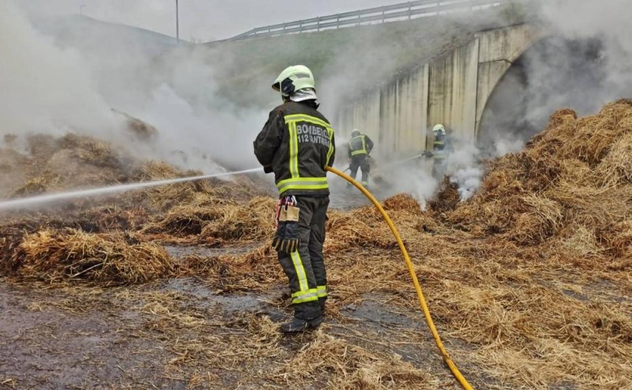 Intervención de los bomberos en Santa Cruz de Iguña