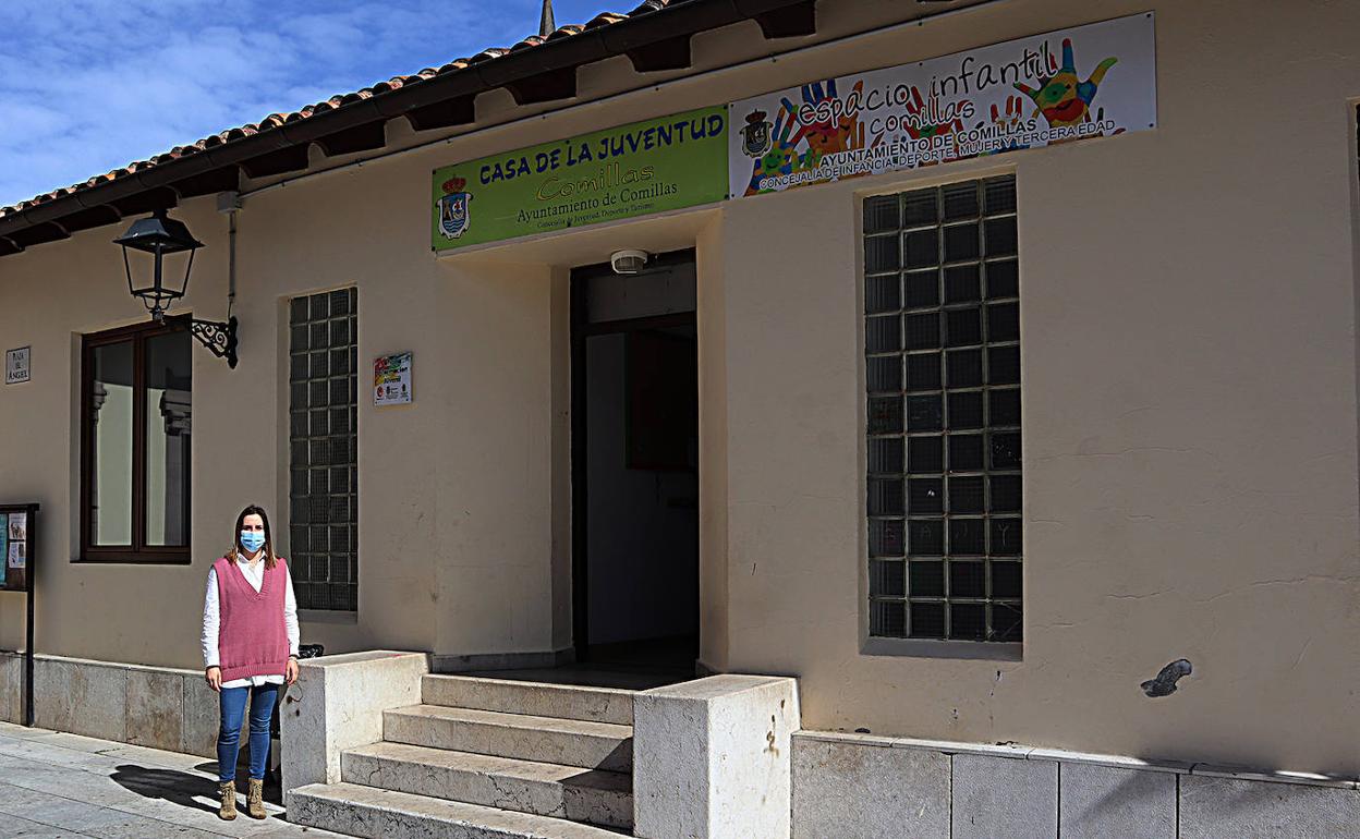 Una de las trabajadoras del espacio infantil frente al edificio en el que se ofrece este servicio. 