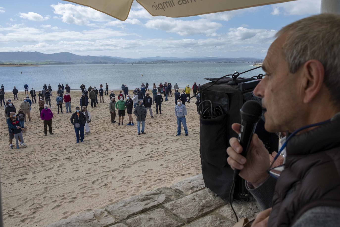 La organización vecinal, que ha reunido firmas para paralizar la obra de retirada de las infraestructuras a partir del lunes, ha criticado que el futuro de la playa se fíe a una «simple riña política»