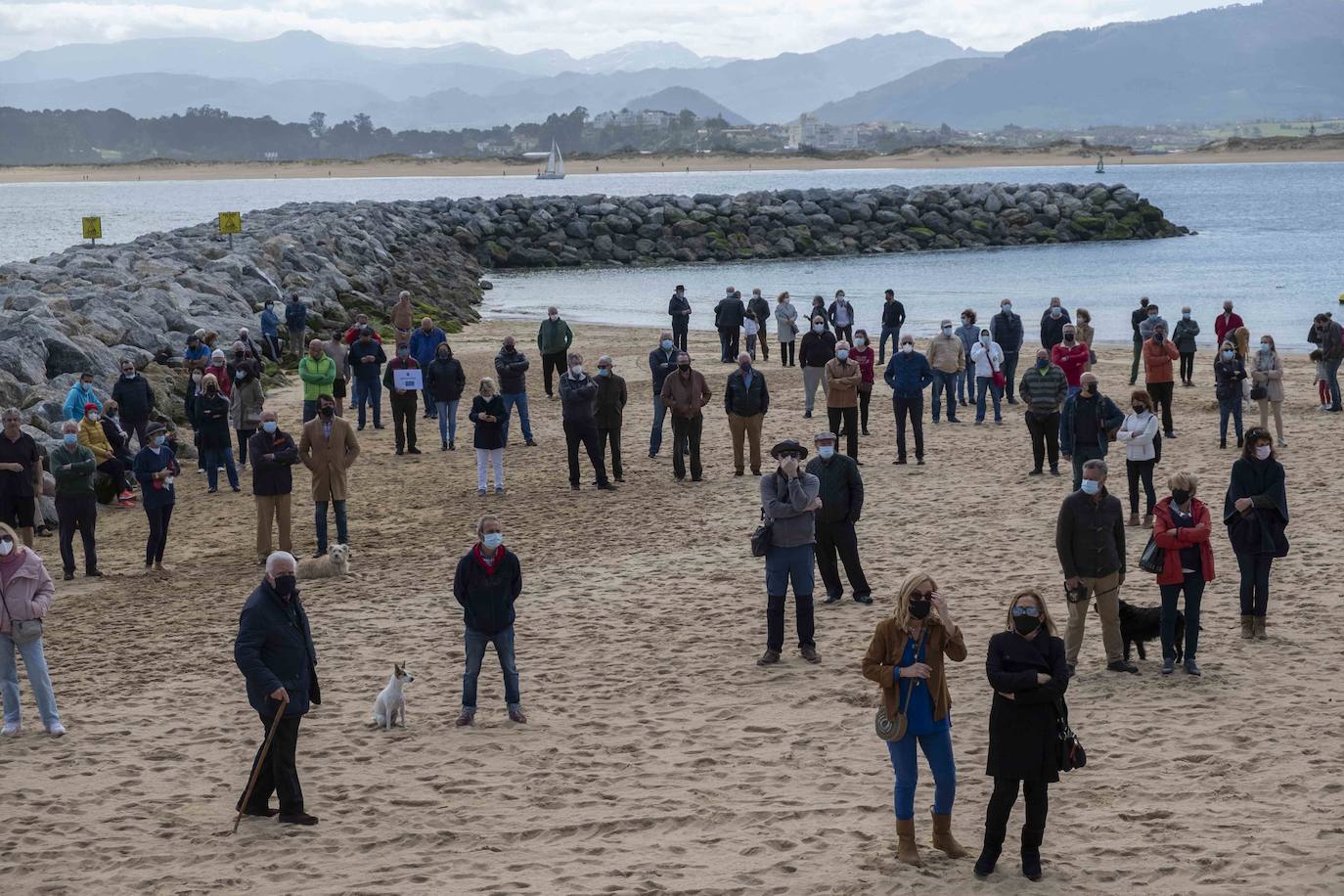 La organización vecinal, que ha reunido firmas para paralizar la obra de retirada de las infraestructuras a partir del lunes, ha criticado que el futuro de la playa se fíe a una «simple riña política»