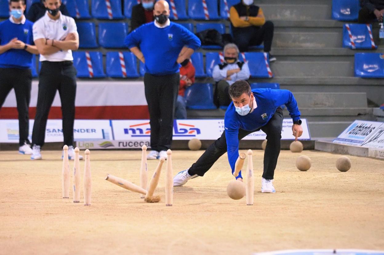Rubén Haya, al birle en el partido de ayer ante Torrelavega Siec. Tras él, de izquierda a derecha, José Manuel González, Víctor González y Jesús Salmón. 